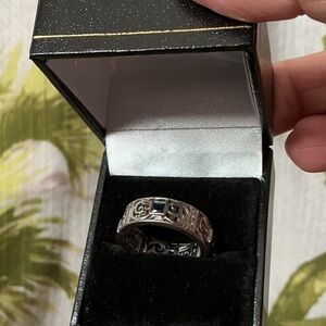 Ring band pewter tone with lots of detail size (8) New comes w box
